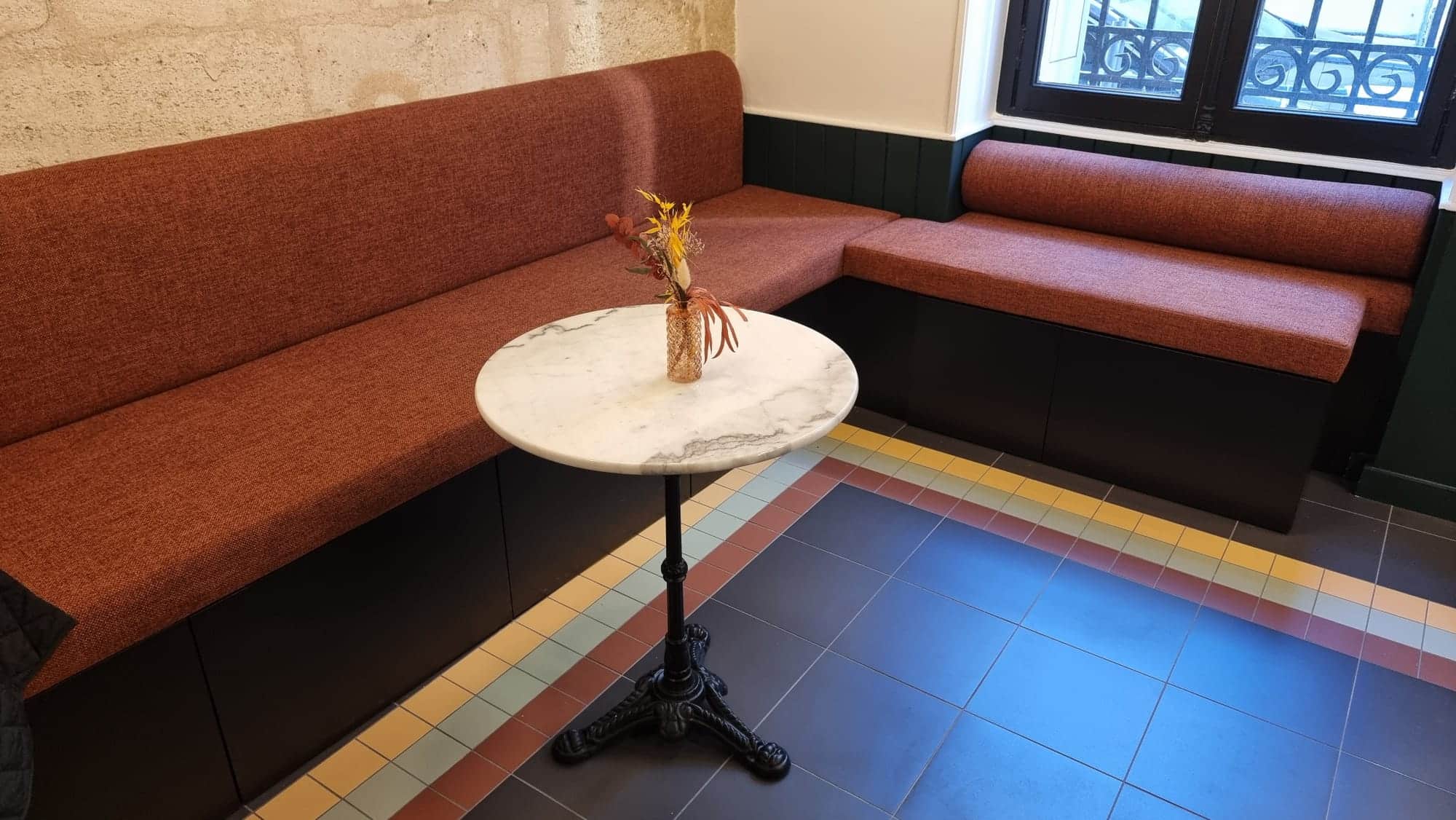 Banquette sur mesure créée par Casati chez le chocolatier Lalère.